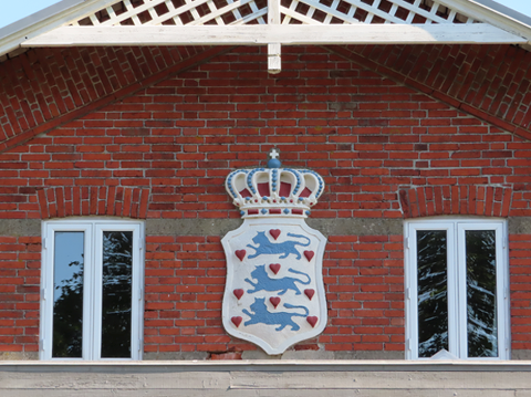 The Danish national arms adorn the gable of the building. Photo: Charlotte Lindhardt.